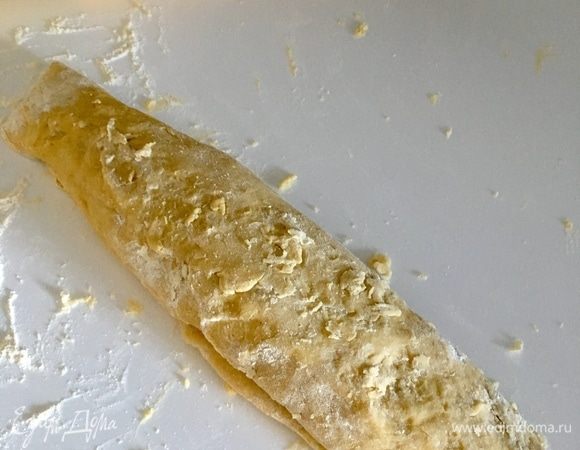 Свернуть тесто в рулет.