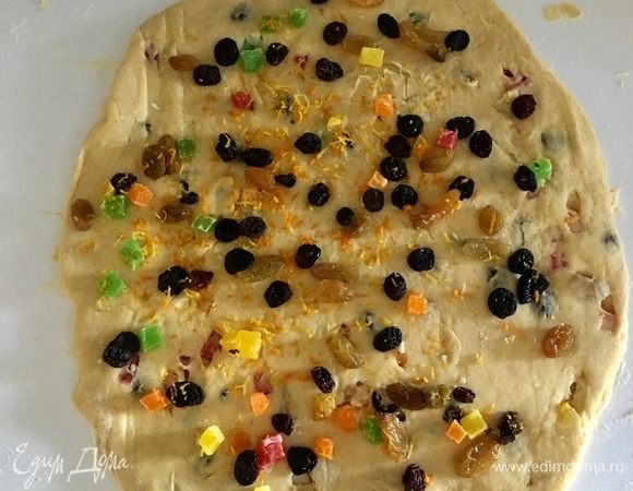 Получившийся рулет снова раскатать в овал и выложить на него вторую половину начинки. Снова свернуть тесто в рулет. Концы подверрнуть под низ — у нас должен получиться шар.