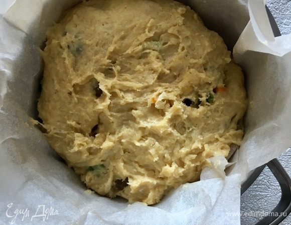 Шар поместить в подготовленную для выпекания форму, накрыть пищевой пленкой и оставить тесто подходить в течение 3–4 часов при комнатной температуре. 