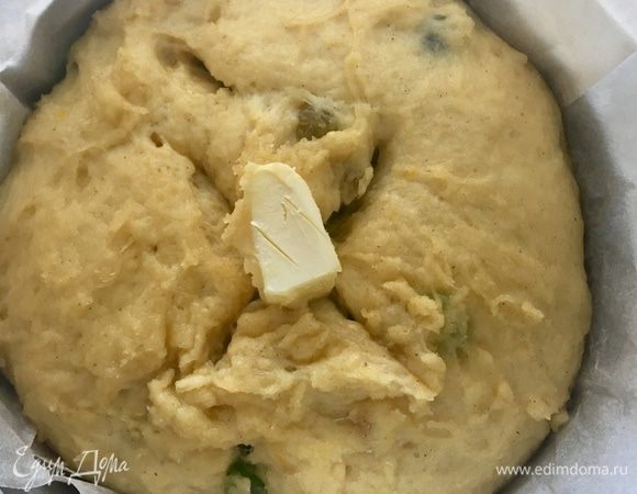 На заготовке панеттоне сделать крестообразный разрез, в середину которого поместить маленький кусочек сливочного маслица. Выпекать при 200°С 15 мин. Далее уменьшаем температуру до 180°С и печем еще 15 мин. Далее уменьшаем до 160°С и печем панеттоне 30–40 мин. до зарумянивания. Готовый панеттоне оставить сперва остужать в духовке 30 мин. Затем рекомендуется достать панеттоне из формы, сделать проколы у основания длинными шпажками крест-накрест. Перевернуть вверх дном и подвесить на шпажках в чашу, не касаясь ее дна.