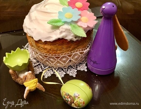 После полного остывания панеттоне украсить по желанию и вкусу. Я решила традиционно для нас взбить один белок с сахарной пудрой и сделать белую нарядную шапочку. Вафельные цветочки придали куличику нежный, такой весенний и праздничный вид! Ароматы приближающейся Пасхи, чудесного светлого праздника закружились в воздухе. А ароматы панеттоне закружили голову нам! Поэтому не долго мы любовались его чудесной красотой.