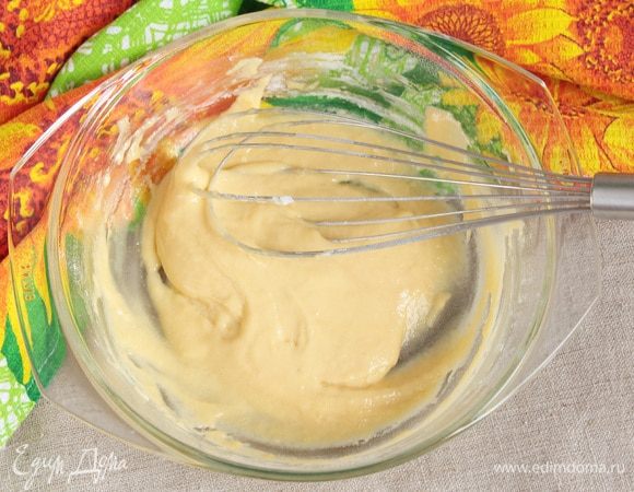 Добавить коньяк (2 ст. л.), ванилин (1/4 ч. л.) и муку пшеничную, предварительно просеянную (4 ст. л.). Перемешать.