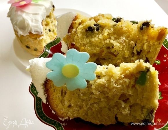И разрезали... На фото видна его рыхлая структура, но опять же, подчеркиваю, куличик абсолютно не тяжелый. Мягонький, пышный, воздушный! Съедается моментально. А хочется еще!