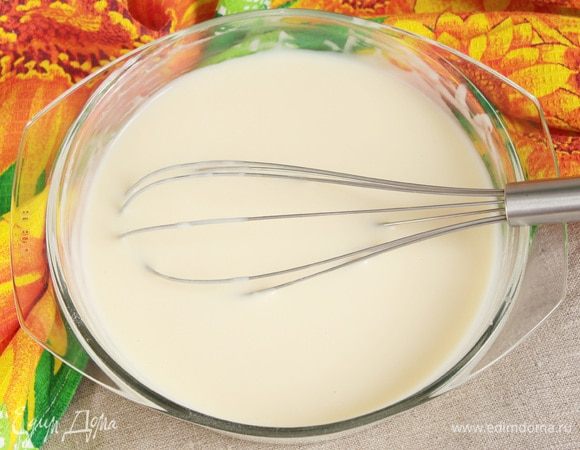 Сварить крем удобным для вас способом (на плите или в микроволновой печи) до густоты сметаны 20%. Мне нравится варить в микроволновой печи: нет необходимости постоянно помешивать (только интервалами), быстро и ничего не пригорает к посуде. На максимальной мощности (моей 800 Вт): 2 минуты, перемешать, 2 минуты, перемешать, 1 минута, перемешать и далее по 1 минуте до необходимой консистенции.