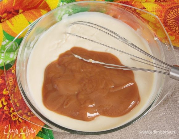 Крем остудить и добавить вареное сгущенное молоко (0,5 банки). Перемешать до однородности.