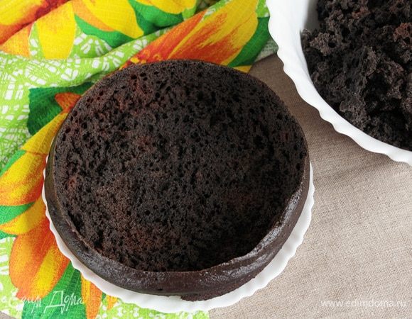 Из бисквита аккуратно, не повредив стенки и дно, вынуть серединку, чтобы получилась чаша. Поломать вынутый бисквит на кусочки.