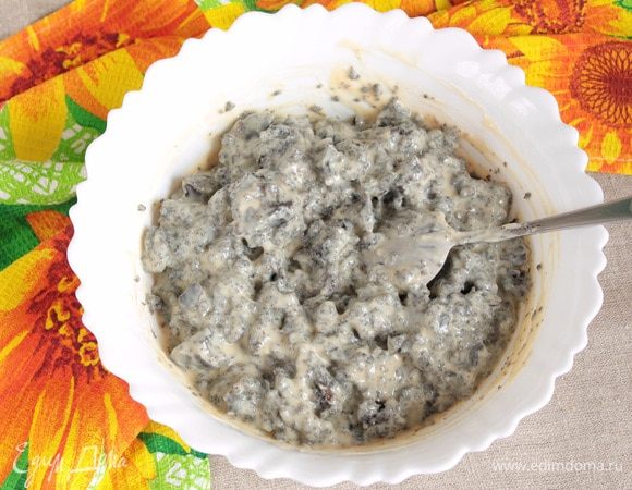 Часть крема (4–5 ст. л.) оставить для нанесения на верх торта, а остальную часть перемешать с бисквитом. Оставить минут на 10–15.