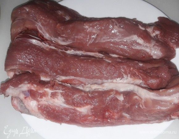 Филейная часть свинины находиться на заднем антрикоте, сверху (он же карбонат). Именно она совершенно не жирная, не жилистая, но очень нежная.