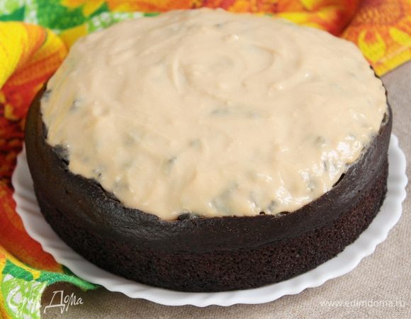 Покрыть сверху оставшимся кремом. По желанию, украсить.