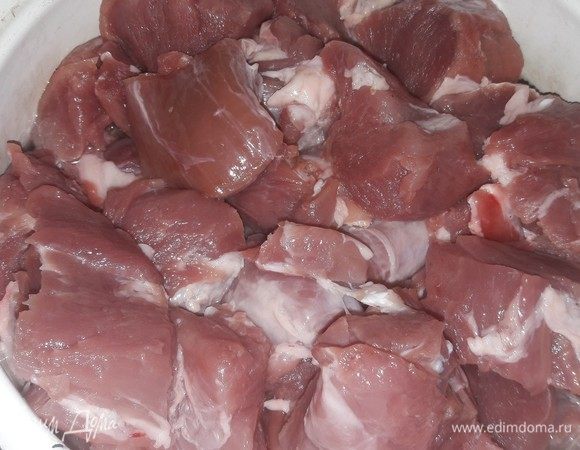 Режем мясо на куски среднего размера, заливаем минеральной водой на 5–10 минут, часть воды лучше потом слить. Мясо не должно плавать в воде.