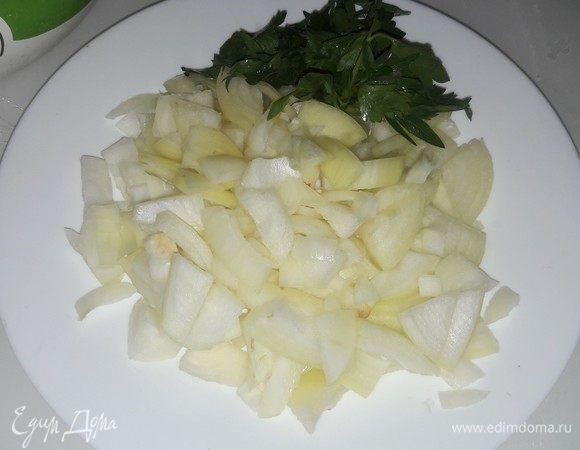 Тем временем режем лук, также понадобится зелень петрушки.