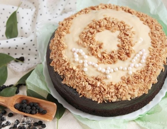 Черемуховый пирог с заварным кремом готов.