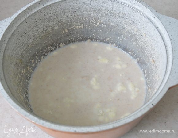 Слегка нагреваем молоко, добавляем в него дрожжи, добавляем 1 ст. л. сахара и 2 ст. л. муки, хорошо перемешиваем, накрываем полотенцем и оставляем на 15–20 минут.