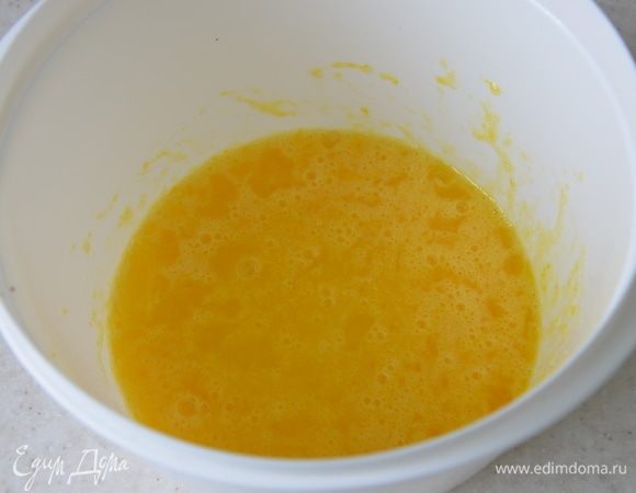 Яйца с сахаром взбиваем венчиком, соединяем с мягким маслом.