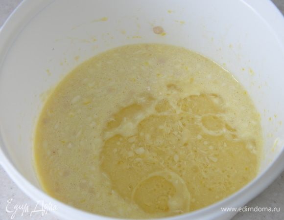 Добавляем оливковое масло, соль и ванилин.