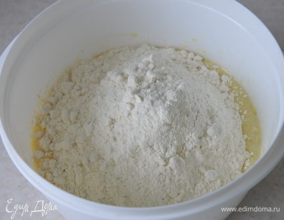 Муку просеиваем, добавляем ванилин, соль, перемешиваем. Замешиваем мягкое тесто.