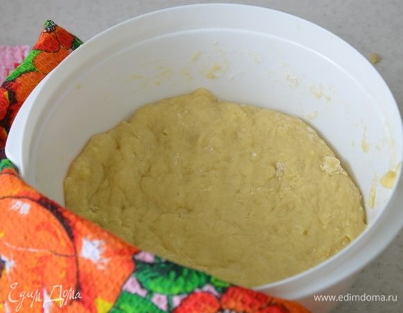 Тесто накрываем пленкой и оставляем в теплом месте на 1 час. Перед формированием булочек вновь обмять тесто.