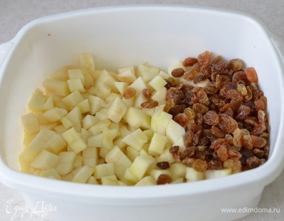 Готовим начинку. Изюм замачиваем в теплой воде. Для этого груши очищаем от кожуры и семян, режем на маленькие кусочки.