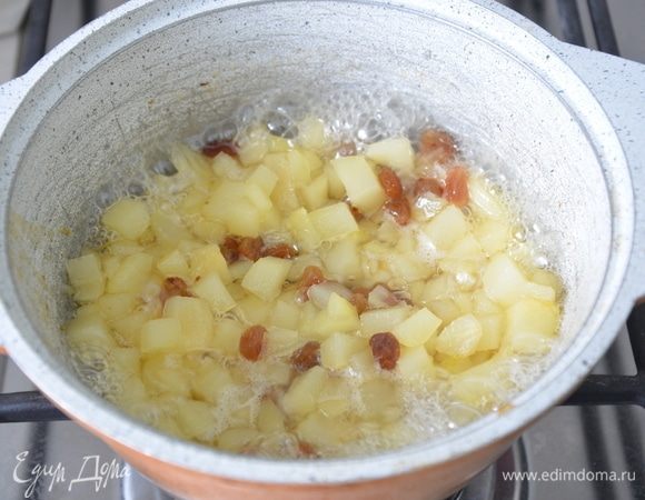 В кастрюлю наливаем 1 стакан воды, высыпаем сахар и варим в течение 10 минут. В сироп добавляем сок лимона и выкладываем груши. Варим груши, постоянно перемешивая до появления золотистого цвета. Оставляем остывать.