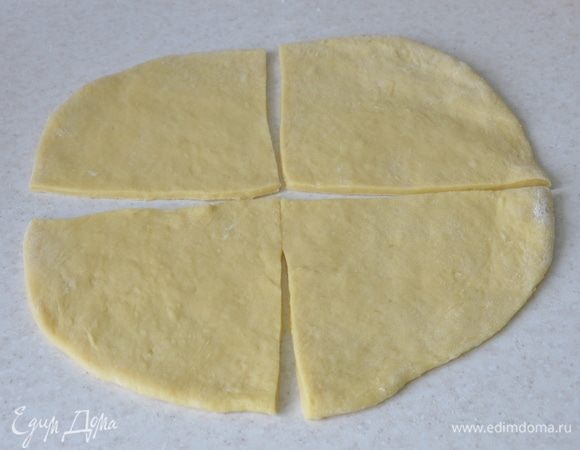 Готовое тесто делим на 3 части. Из каждой части раскатываем круглый пласт, диаметром примерно 20–25 см (точно не замеряла). Разрезаем на 4 одинаковые части.