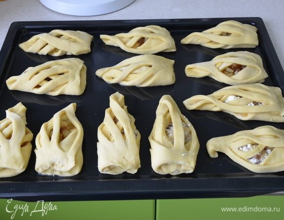 Противень застилаем пекарной бумагой и выкладываем булочки, оставляя расстояние между ними 1–2 см. Ждем 20 минут и затем выпекаем при температуре 180°С примерно 20–25 минут.