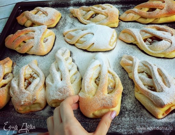 Остывшие булочки посыпаем сахарной пудрой.