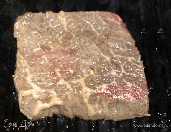 Сковороду гриль или просто сковороду хорошо разогреваем, смазываем растительным маслом. Жарим мясо с одной стороны 1,5 минуты, переворачиваем и жарим 1,5 минуты. Жарим с каждой стороны еще по 4 минуты, каждую минуту переворачивая. Или жарим до такой готовности, как нравится вам. Главное — не пересушить мясо.