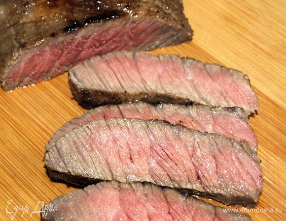 Мясо можно нарезать кусочками, а можно подать и целиком.