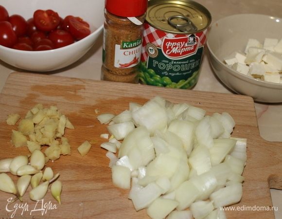 Нарежьте кубиками сыр. Крупными кусочками — лук, имбирь и чеснок. 