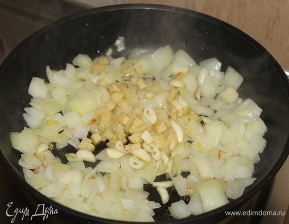 На сковороду налейте 2 ст. л. масла, положите лук и обжаривайте до прозрачного состояния. К обжаренному луку добавьте имбирь и чеснок, продолжайте обжаривать до момента, когда лук станет золотистым.
