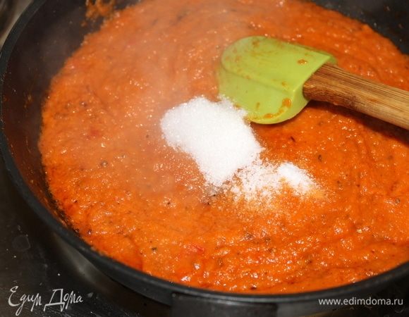 Положите на сковороду сливочное масло и немного растительного, верните обратно томатное пюре, добавьте сливки и смесь специй, сахар и соль. Периодически помешивая, продолжайте готовить соус в течении 5 минут.