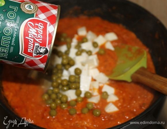 В конце приготовления выложите в соус нарезанный кубиками сыр и зеленый горошек ТМ «Фрау Марта».