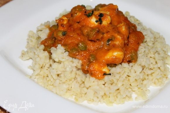 «Матар панир» хорошо сочетается с рисом, булгуром, а также можно это блюдо подать как гарнир к курице или самостоятельное блюдо.