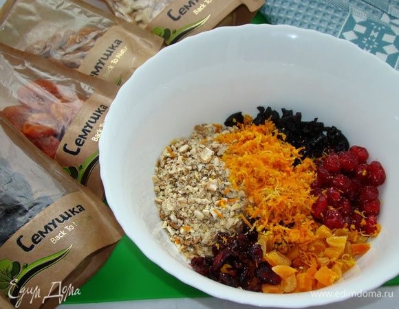 Курагу и чернослив ТМ «Семушка» промыть, просушить и нарезать. Вяленую вишню и клюкву промыть и просушить. Миндаль и кешью измельчить. К смеси добавить цедру апельсина и лимона.