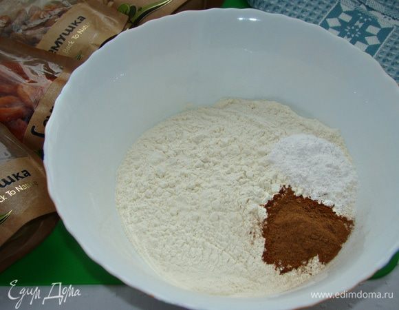 В миску просеять муку, добавить разрыхлитель и корицу. Все перемешать.