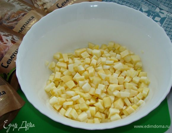 Яблоки (в ингредиентах указан вес очищенных от кожуры и семян яблок) нарезать мелким кубиком, добавить сок одного лимона и все перемешать.