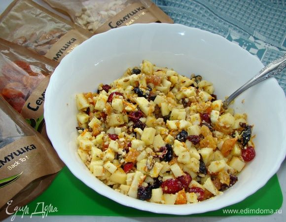 Смешать яблоки и смесь сухофруктов с орешками. Всыпать муку, влить растительное масло и воду. Все перемешать до однородности. Смесь получается густой. При необходимости можно добавить еще немного воды.