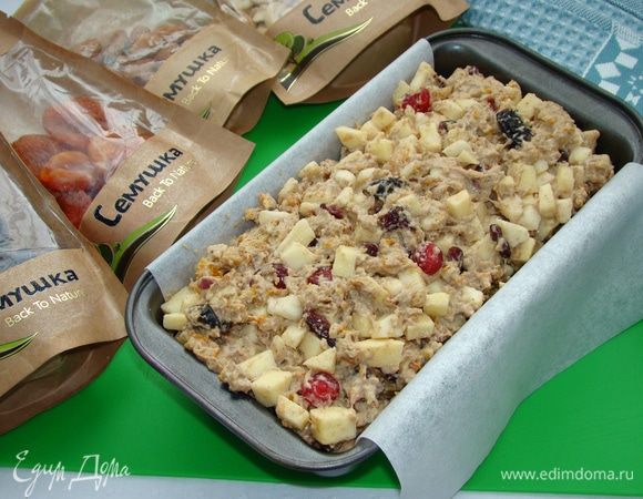 Форму для запекания смазать растительным маслом (я не смазывала, а застелила пекарской бумагой), выложить смесь. Запекать в разогретой до 180°С духовке примерно 50 минут.