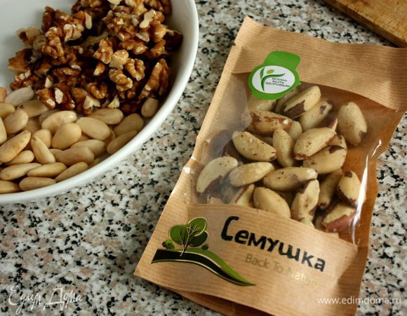 Бразильские орехи ТМ «Семушка» лучше оставить целыми, так они будут создавать причудливый аппетитный рисунок пирога на разрезе.