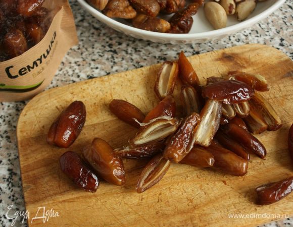 Финики ТМ «Семушка» разрезать пополам и удалить косточки, если они есть.