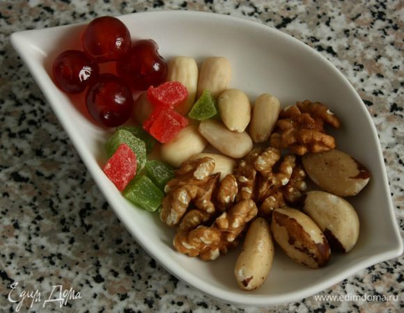 Отложите несколько орехов, немного цукатов и глазированной вишни для украшения.