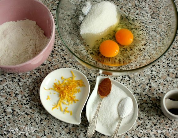 Нагреть духовку до 160°С. 2 крупных яйца смешать с сахаром и ванильным сахаром. Корица и разрыхлитель у меня в кофейных ложечках, но в перечне пришлось указывать чайные ложки. Гвоздику мелко истолочь в ступке.