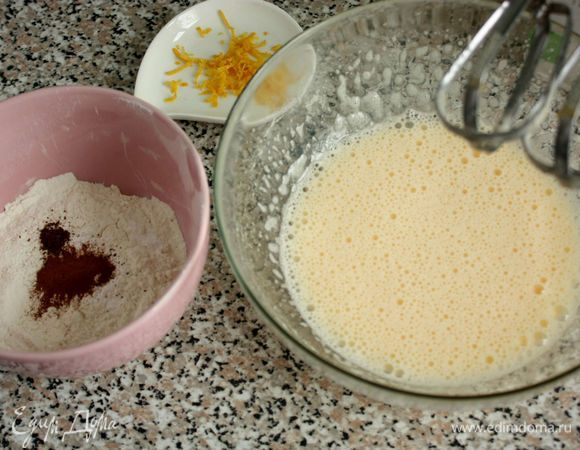 Взбить яично-сахарную смесь до пышной массы. Смешать соль, корицу, гвоздику, разрыхлитель, муку и цедру лимона и ввести в яичную смесь.