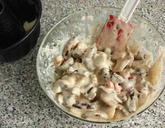 Хорошо перемешать, затем добавить туда ингредиенты начинки.