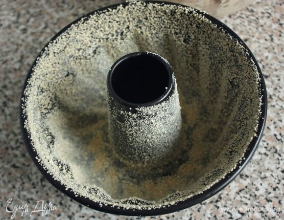 Кольцевую форму диаметром 18 см смазать маслом и посыпать белыми панировочными сухарями.