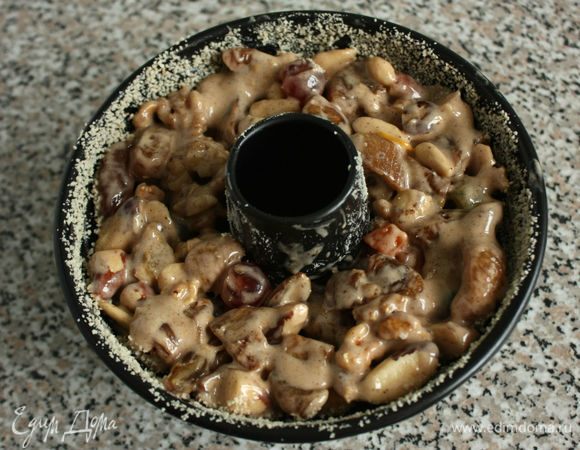 Заполнить форму приготовленной смесью и хорошо разгладить, точнее, даже слегка уплотнить. (Вот тут я немного запаниковала, что теста мало, но потом взяла себя в руки и не стала делать дополнительное. Если же вам хочется, чтобы в пироге тесто было более заметно, то изначально можете взять 3 яйца и 100 г муки.)