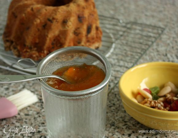 Абрикосовый джем хорошо разогреть в маленькой кастрюле и протереть через сито.