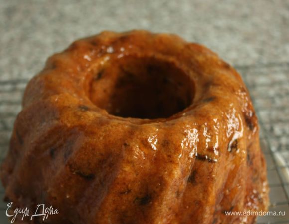 2/3 джема с помощью кисти нанести на пирог, покрывая его снаружи и внутри отверстия.