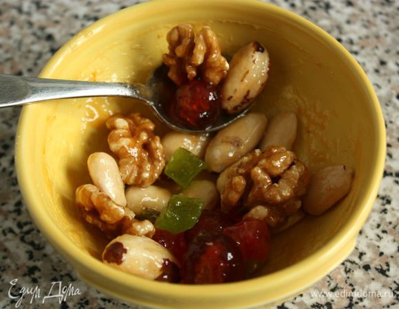 Оставшийся джем смешать с отложенными орехами и цукатами.