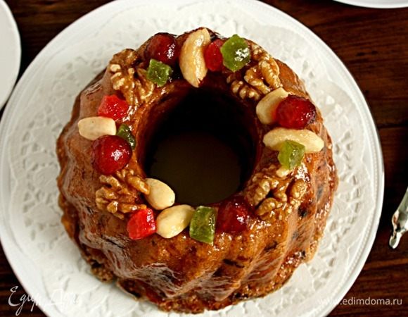 Верх пирога украсить орехами, вишней, цукатами. Через ситечко посыпать сахарной пудрой, но это по желанию.